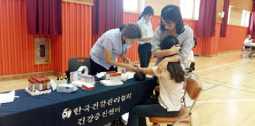 경상북도교육청 경산자인학교에서 학생들이 건강검진을 받는 모습