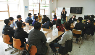 구미혜당학교 졸업생(취업생)을 대상으로 사후지도 프로그램을 운영하는 모습