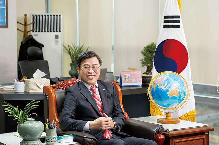 오픈 인터뷰: 한국교육학술정보원장 한석수 인터뷰 하는 모습
