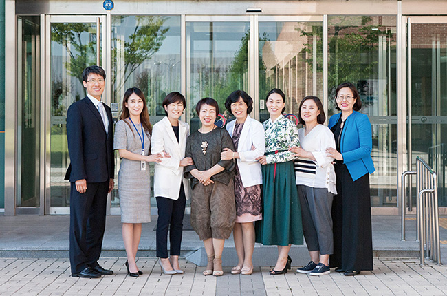 국립특수교육원 입구에서 좌측부터 이정현 교육연구관, 황인영 교육연구사, 이해나 교사, 박효수 교장, 정명희 원장, 정길순 교사, 김미선 교사, 박소영 교수