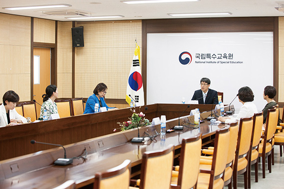좌담회 진행 장면