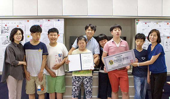 한국경진학교 교장, 교사, 아이들이 함께 교내 시상식을 축하하며 찍은 사진