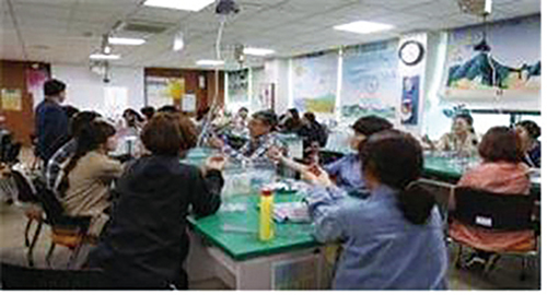 교사들의 연수 장면