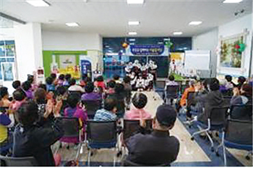 지역 주민을 모시고 지역 주민 화합 한마당 하는 사진