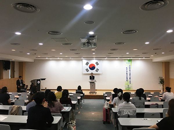 직무연수 개강식 때 원장님 말씀하시는 장면