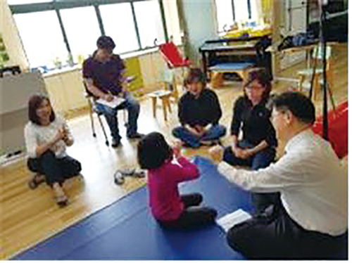 의사 및 복지사 교사가 함께 중도중복장애학생을 지도하는 모습