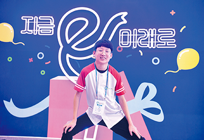 인터뷰를 진행한 범서고등학교 이광현 학생의 기념사진 찰영 모습 