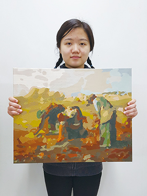 이은서 학생이 미술 작품을 들고 웃고 있는 모습