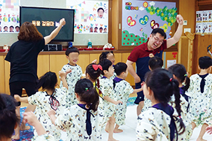 통합교육대상 유아들의 율동 모습