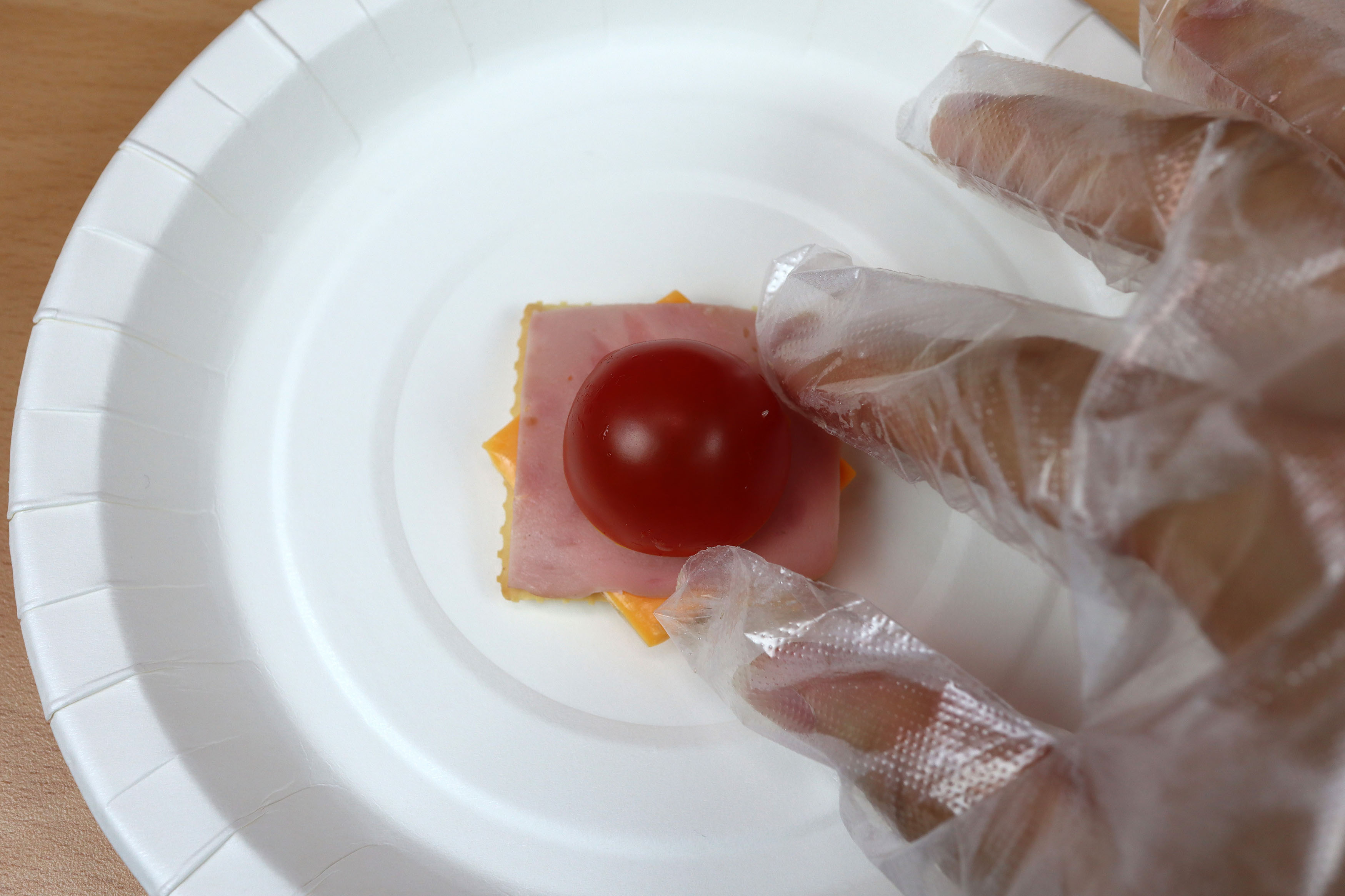 이미지. 바나나 위에 방울토마토를 올려놓는 모습의 사진.