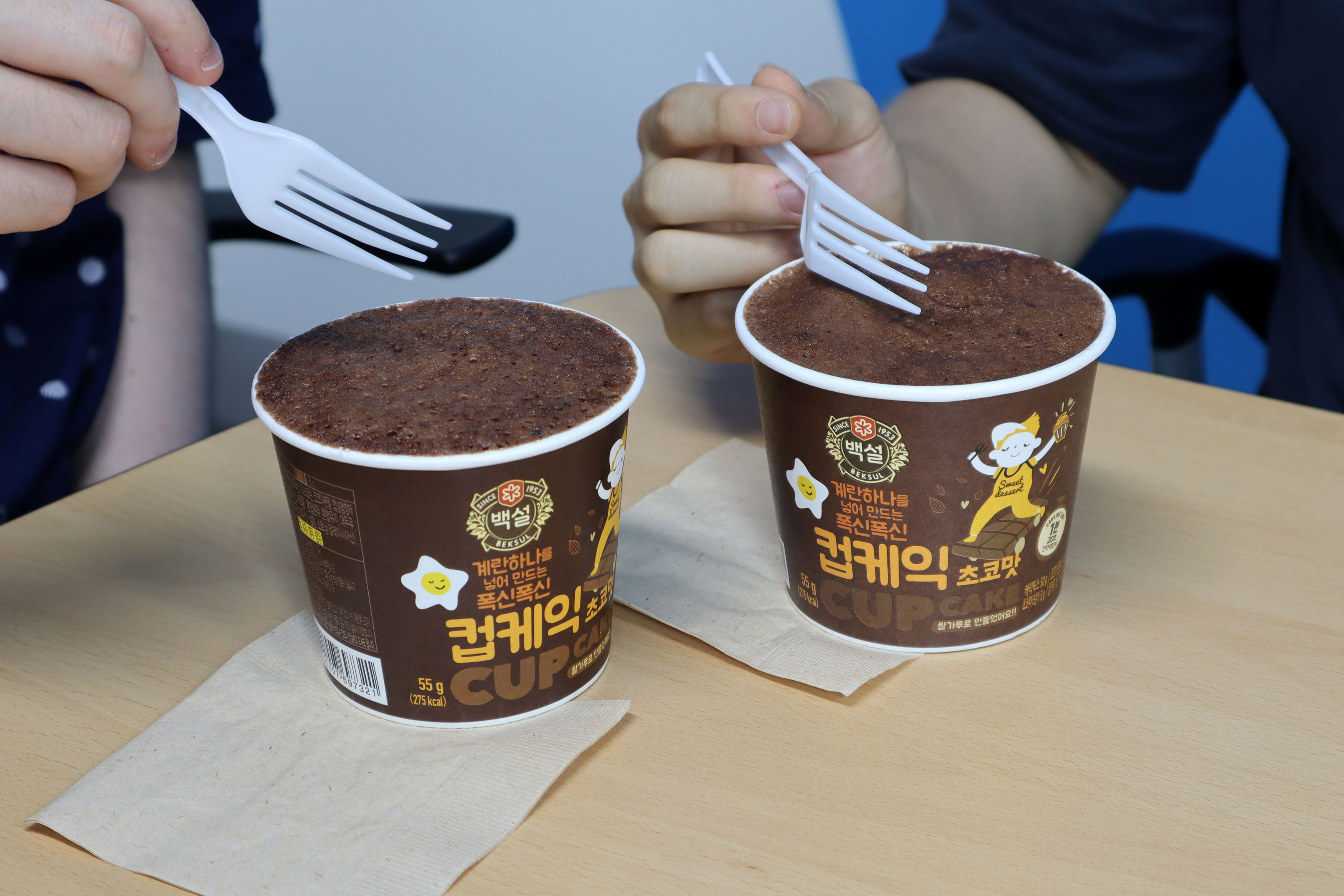 이미지, 친구들과 함께 컵케이크를 먹는 모습