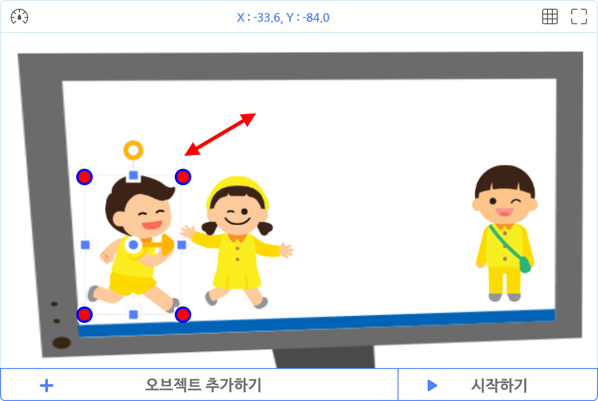 이미지. 캐릭터 시계 실행 화면의 스크린샷. 컴퓨터 모니터에 세명의 아이들이 웃고 있으며, 맨 왼쪽의 남자유치원생이 선택되어 있다. 빨간색 양쪽화살표가 그려져있다.