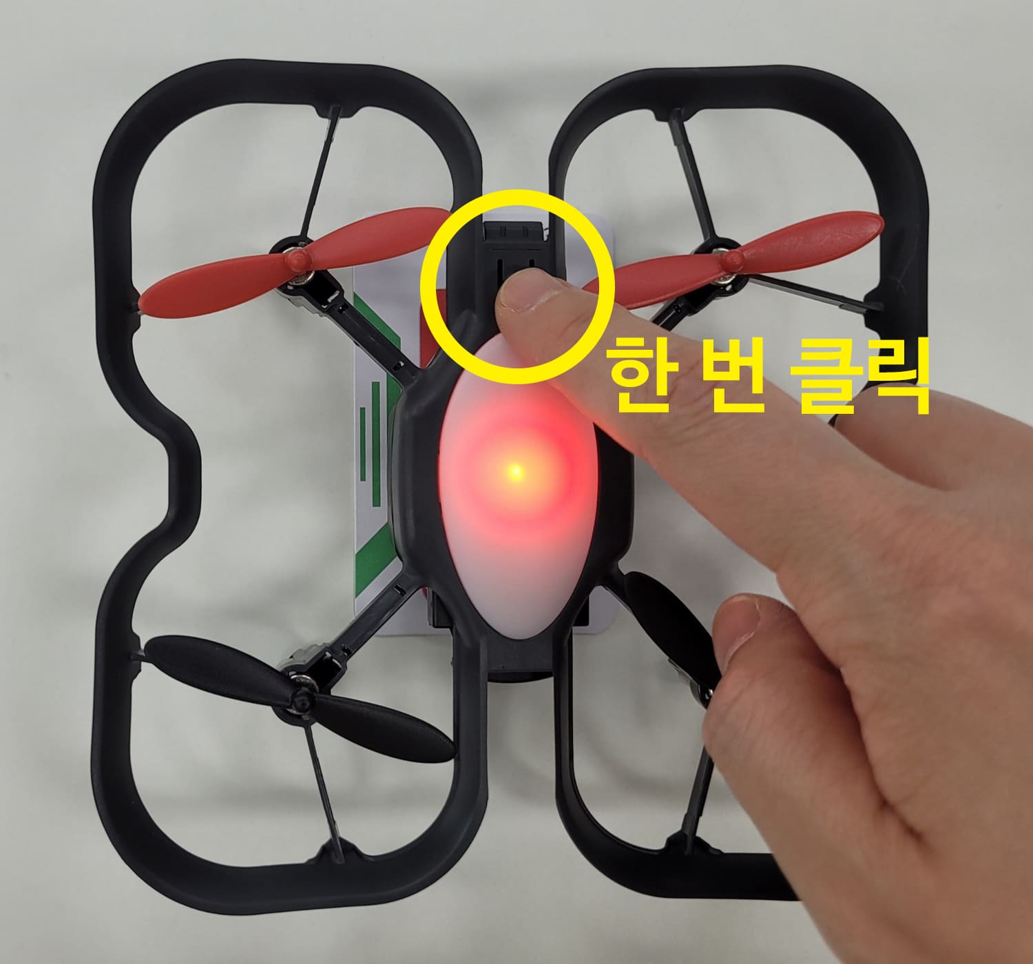 드론 위쪽 앞의 동작버튼 누르기, 부저음이 울리면서 드론의 LED가 카드색상으로 깜박이면 인식 완료